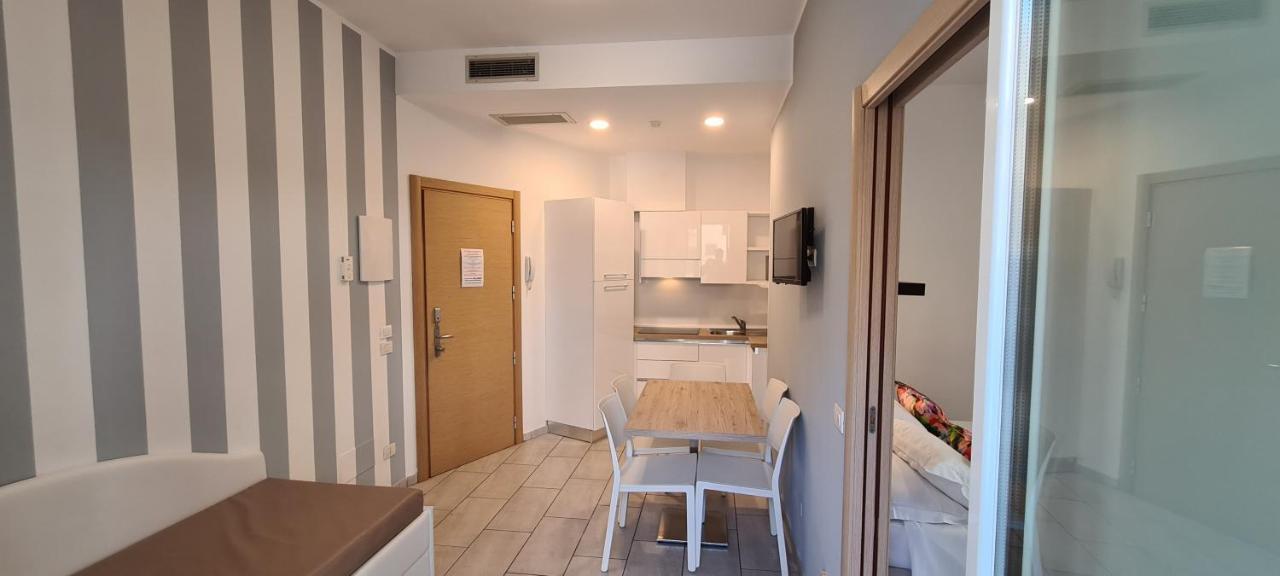 Rubino Apartments A 100Metri Dal Mare Riccione Luaran gambar