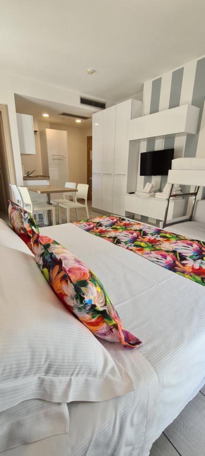 Rubino Apartments A 100Metri Dal Mare Riccione Luaran gambar