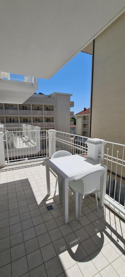 Rubino Apartments A 100Metri Dal Mare Riccione Luaran gambar
