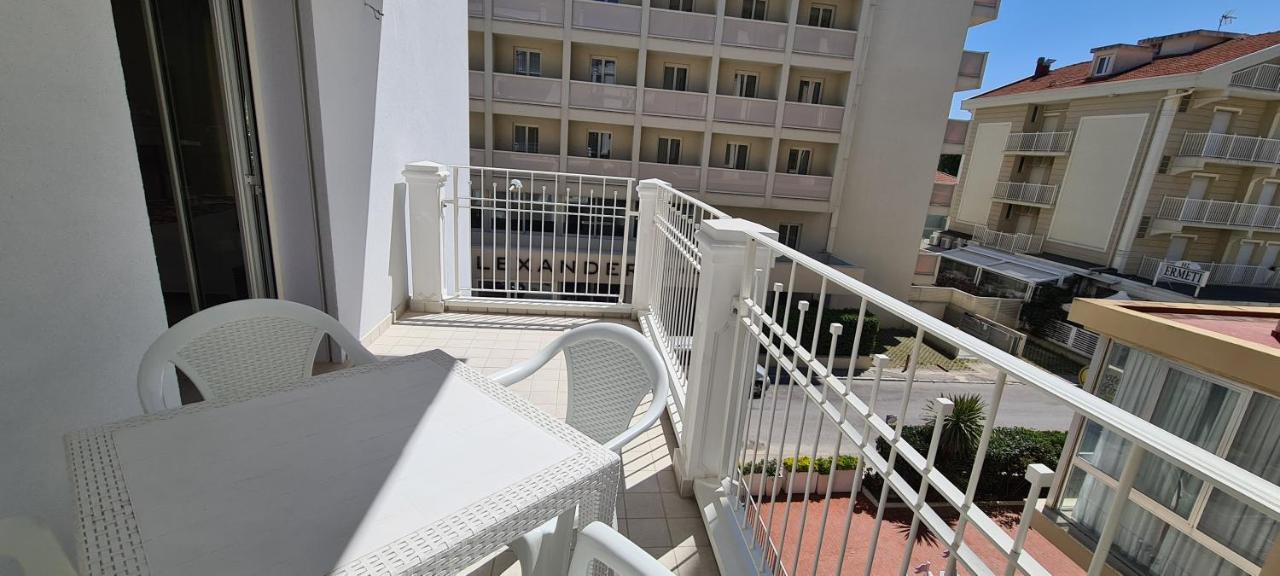 Rubino Apartments A 100Metri Dal Mare Riccione Luaran gambar