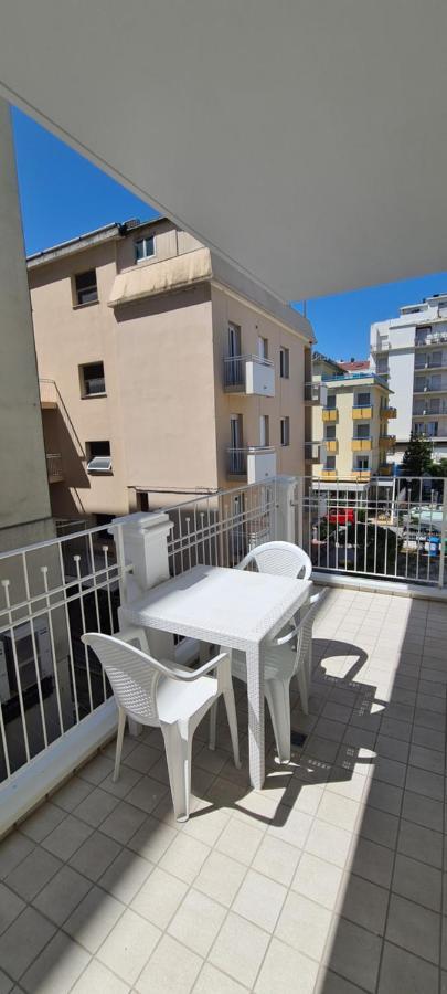 Rubino Apartments A 100Metri Dal Mare Riccione Luaran gambar
